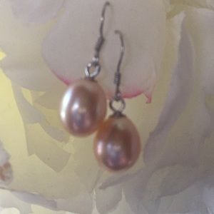 Natural pink pearl  drop earrings  🕊